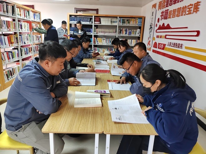 額鹽公司黨委組織開展“感黨恩 聽黨話 跟黨走”—母親湖畔閱經典，共筑書香額鹽主題黨日活動