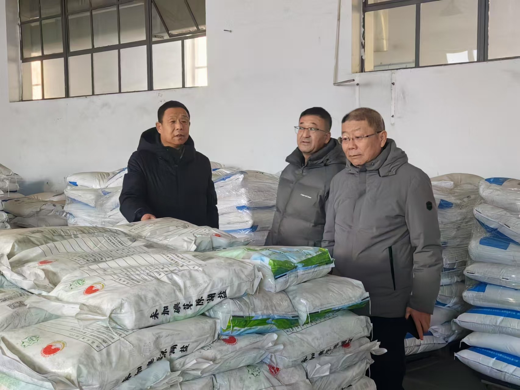 錫盟鹽業(yè)公司、額鹽公司聯(lián)合對張家口經(jīng)營部進(jìn)行市場調(diào)研和年度經(jīng)營考核