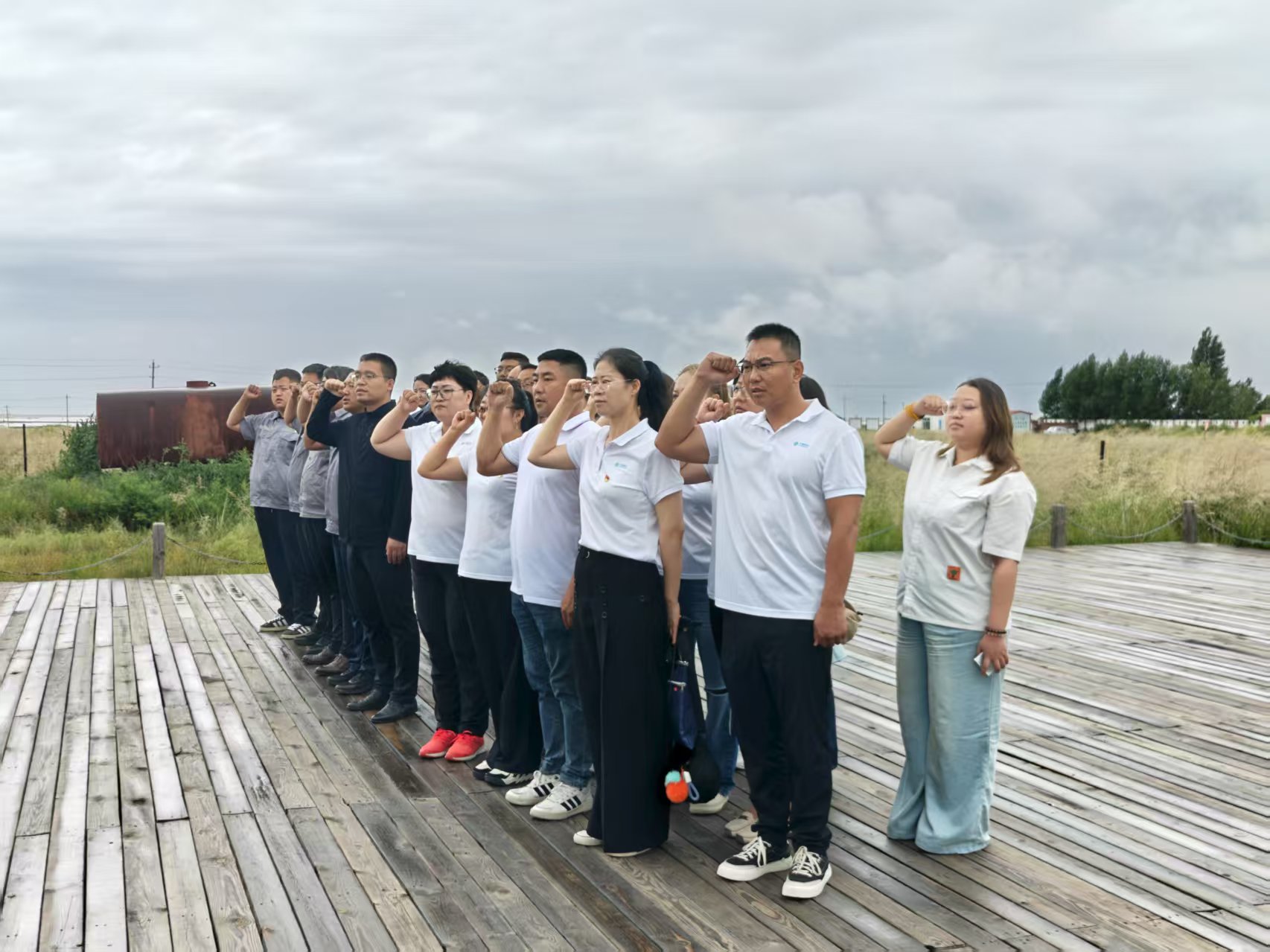 額鹽公司黨支部與東烏旗移動公司黨支部聯合開展“感黨恩，聽黨話，跟黨走”群眾教育實踐活動暨“銘記烽火歲月，傳承紅色基因”主題黨日活動