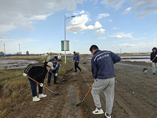 額鹽公司組織開展“情暖雙節守初心，自主修路顯擔當”主題黨日活動