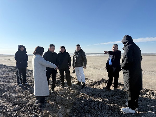 額鹽公司聯(lián)合東烏旗政府多部門現(xiàn)場辦公，聚力推進額吉淖爾鹽湖旅游項目