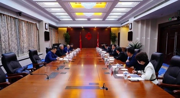 申兆軍會(huì)見(jiàn)蒙鹽集團(tuán)黨委書(shū)記、 董事長(zhǎng)袁肅一行